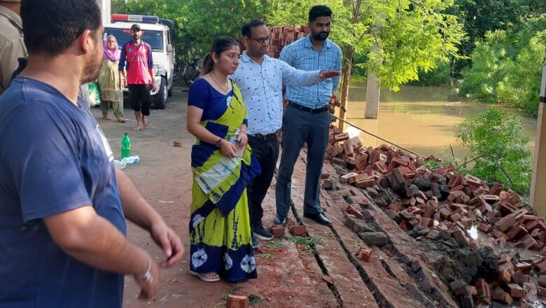 ਭਾਰੀ ਮੀਂਹ ਮਗਰੋਂ ਉਪਜੀ ਸਥਿਤੀ ਦੇ ਮੱਦੇਨਜ਼ਰ ਜ਼ਿਲ੍ਹਾ ਪ੍ਰਸ਼ਾਸਨ ਦੇ ਅਧਿਕਾਰੀ ਫੀਲਡ ‘ਚ ਡਟੇ