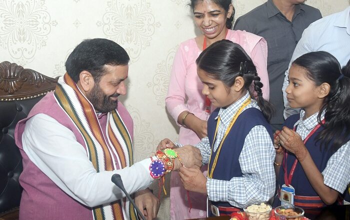 रक्षाबंधन पर मुख्यमंत्री की कलाई पर स्कूली बच्चियों ने बांधी स्नेह की डोर