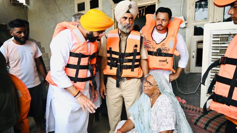 ਹੜ੍ਹ ਪ੍ਰਭਾਵਿਤ ਖੇਤਰਾਂ ਚੋਂ ਲੋਕਾਂ ਨੂੰ ਬਾਹਰ ਕੱਢਣ ਅਤੇ ਰਾਹਤ ਸਮੱਗਰੀ ਪਹੁੰਚਾਉਣ ਉਤੇ ਡਟੀ ਪੰਜਾਬ ਸਰਕਾਰ