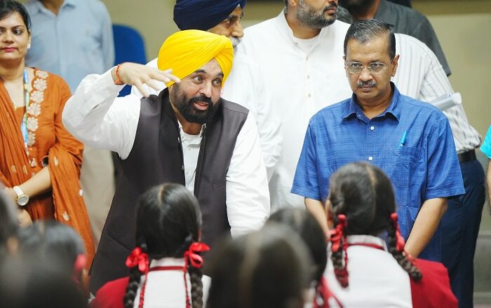 ਭਗਵੰਤ ਮਾਨ ਤੇ ਅਰਵਿੰਦ ਕੇਜਰੀਵਾਲ ਵੱਲੋਂ ਨਸ਼ਿਆਂ ਵਿਰੁੱਧ ਪਾਠਕ੍ਰਮ ਜਾਰੀ; ‘ਨਸ਼ਿਆਂ ਖ਼ਿਲਾਫ਼ ਜੰਗ’ ਤਹਿਤ ਸਕੂਲਾਂ ਵਿੱਚ ਪੜ੍ਹਾਇਆ ਜਾਵੇਗਾ ਪਾਠਕ੍ਰਮ