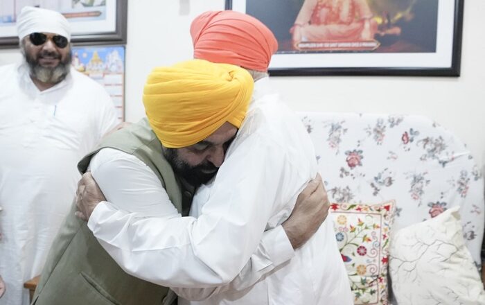 ਮੁੱਖ ਮੰਤਰੀ ਤੇ ਸੰਤ ਨਿਰੰਜਨ ਦਾਸ ਜੀ ਨੇ ਡੇਰਾ ਸੱਚਖੰਡ ਬੱਲਾਂ ਵਿਖੇ ਐਸ.ਟੀ.ਪੀ. ਦਾ ਨੀਂਹ ਪੱਥਰ ਰੱਖਿਆ