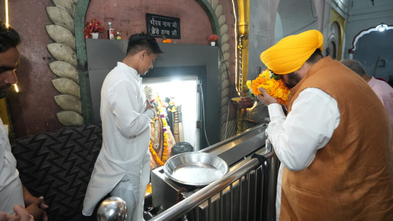 ਸ੍ਰੀ ਕਾਲੀ ਮਾਤਾ ਮੰਦਿਰ ਵਿੱਚ ਨਤਮਸਤਕ ਹੋਏ ਮੁੱਖ ਮੰਤਰੀ