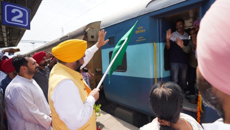 ਮੁੱਖ ਮੰਤਰੀ ਨੇ ਸ੍ਰੀ ਨਾਂਦੇੜ ਸਾਹਿਬ ਲਈ 500 ਮਹਿਲਾ ਸਰਪੰਚਾਂ ਤੇ ਪੰਚਾਂ ਦੇ ਪਹਿਲੇ ਵਫ਼ਦ ਨੂੰ ਲਿਜਾ ਰਹੀ ਟ੍ਰੇਨ ਨੂੰ ਝੰਡੀ ਵਿਖਾ ਕੇ ਰਵਾਨਾ ਕੀਤਾ