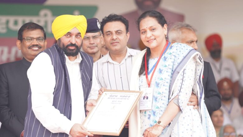 ਮੁੱਖ ਮੰਤਰੀ ਵੱਲੋਂ 26 ਪ੍ਰਸਿੱਧ ਸ਼ਖ਼ਸੀਅਤਾਂ ਦਾ ਸਟੇਟ ਐਵਾਰਡ ਨਾਲ ਸਨਮਾਨ