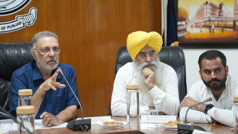 ਸਿਹਤ ਮੰਤਰੀ ਅਤੇ ਖੇਤੀਬਾੜੀ ਮੰਤਰੀ ਵੱਲੋਂ ਫਾਜ਼ਿਲਕਾ ਜ਼ਿਲ੍ਹੇ ਵਿੱਚ ਹੜ ਪ੍ਰਬੰਧਾਂ ਦੀ ਸਮੀਖਿਆ ਬੈਠਕ