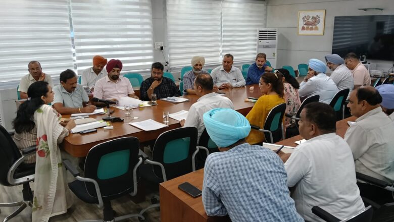 ਡਿਪਟੀ ਕਮਿਸ਼ਨਰ ਨੇ ਸੰਭਾਵੀ ਹੜ੍ਹਾਂ ਦੇ ਮੱਦੇਨਜ਼ਰ ਅਧਿਕਾਰੀਆਂ ਨਾਲ ਕੀਤੀ ਮੀਟਿੰਗ
