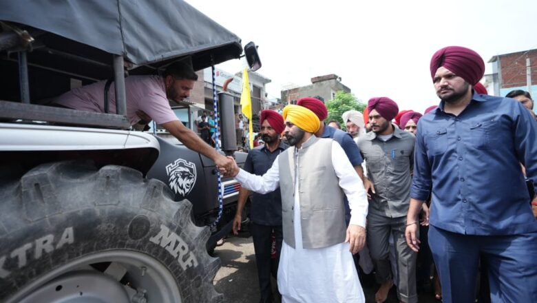 ਮੁੱਖ ਮੰਤਰੀ ਵੱਲੋਂ ਪੰਜਾਬ ਸਰਕਾਰ ਦਾ ਹੈਲੀਕਾਪਟਰ ਬਚਾਅ ਤੇ ਰਾਹਤ ਕਾਰਜਾਂ ਲਈ ਤਾਇਨਾਤ, ਕੈਬਨਿਟ ਸਾਥੀਆਂ ਨਾਲ ਹੜ੍ਹ ਪ੍ਰਭਾਵਿਤ ਇਲਾਕਿਆਂ ਦਾ ਦੌਰਾ