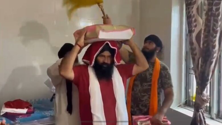 ਹੜ੍ਹ ਸੰਕਟ ਵਿੱਚ ਗੁਰੂ ਸਾਹਿਬ ਦੇ ਪਵਿੱਤਰ ਸਰੂਪ ਦੀ ਸੇਵਾ,‘ਆਪ’ ਵਿਧਾਇਕ ਨੇ ਗੁਰੂ ਸਾਹਿਬ ਦਾ ਪਵਿੱਤਰ ਸਰੂਪ ਕੀਤਾ ਸੁਰੱਖਿਅਤ