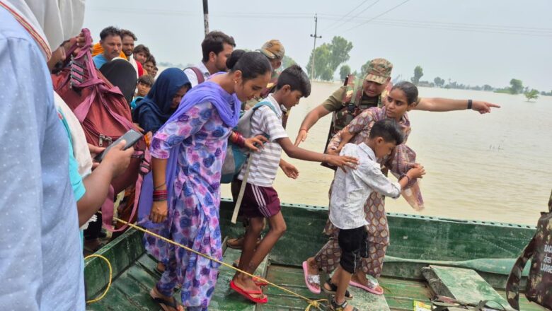 ਫਾਜ਼ਿਲਕਾ ਸੈਕਟਰ ਦੇ ਹੜ੍ਹ-ਪ੍ਰਭਾਵਿਤ ਇਲਾਕਿਆਂ ਵਿੱਚ ਜ਼ਿਲ੍ਹਾ ਪ੍ਰਸ਼ਾਸਨ ਦੀ ਦੇਖਰੇਖ ਹੇਠ ਫੌਜ ਵੱਲੋਂ ਰਾਹਤ ਕਾਰਜ ਜਾਰੀ