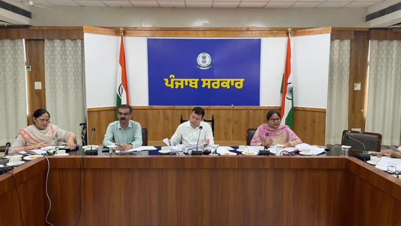 ਡਿਪਟੀ ਕਮਿਸ਼ਨਰ ਰਾਹੁਲ ਚਾਬਾ ਨੇ ਮਹੀਨਾਵਾਰ ਮੀਟਿੰਗ ਵਿੱਚ ਵਿਭਾਗੀ ਕੰਮਕਾਜ ਦੀ ਸਮੀਖਿਆ ਕੀਤੀ; ਬਿਹਤਰ ਜਨਤਕ ਸੇਵਾਵਾਂ ਲਈ ਨਿਰਦੇਸ਼ ਜਾਰੀ