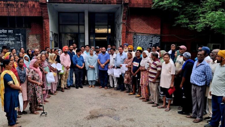 ਨਕੋਦਰ ਚ ਹੜ ਪੀੜਤਾਂ ਨੂੰ ਵੰਡੇ ਚੈੱਕ