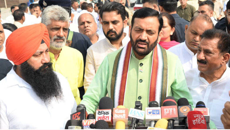 मुख्यमंत्री नायब सिंह सैनी ने पिपली अनाज मंडी से पंजाब के लिए राहत सामग्री के 20 ट्रकों को झंडी दिखाकर किया रवाना