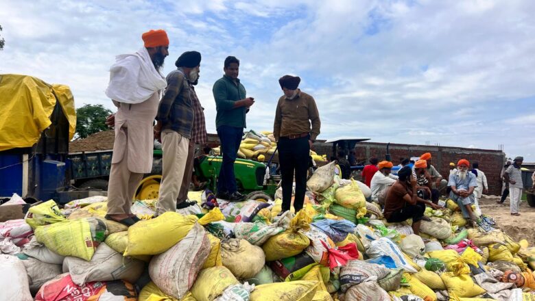 ਲਗਾਤਾਰ ਦਿਨ-ਰਾਤ ਜ਼ਿਲ੍ਹਾ ਪ੍ਰਸ਼ਾਸਨ, ਪਿੰਡ ਵਾਸੀਆਂ ਅਤੇ ਸਮਾਜ ਸੇਵੀਆਂ ਦੇ ਸਹਿਯੋਗ ਨਾਲ ਕਰ ਰਿਹਾ ਹੈ ਹੜ੍ਹ ਪੀੜਤਾਂ ਦੀ ਸਹਾਇਤਾ : ਡਿਪਟੀ ਕਮਿਸ਼ਨਰ