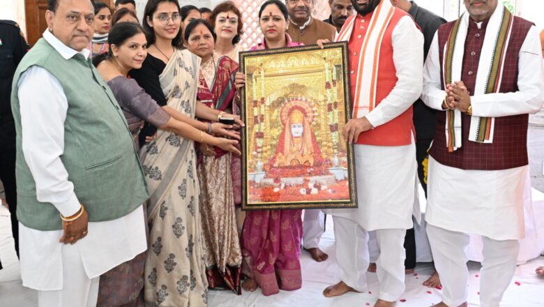 मुख्यमंत्री ने धर्मपत्नी सहित पहले नवरात्र पर किए माता मनसा देवी के दर्शन, लिया आशीर्वाद