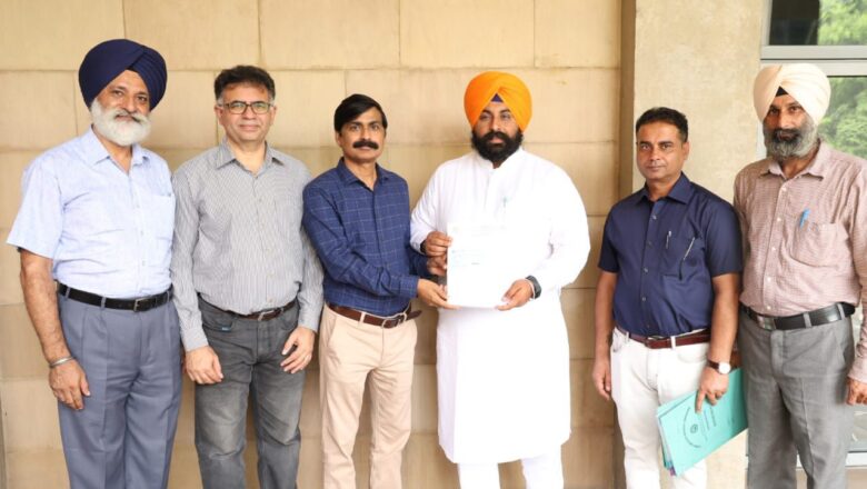 ਗੁਰਦਾਸਪੁਰ ਯੂਨੀਵਰਸਿਟੀ ਵੱਲੋਂ ਹੜ੍ਹ ਰਾਹਤ ਕਾਰਜਾਂ ਲਈ 3.5 ਲੱਖ ਰੁਪਏ ਦਾ ਯੋਗਦਾਨ