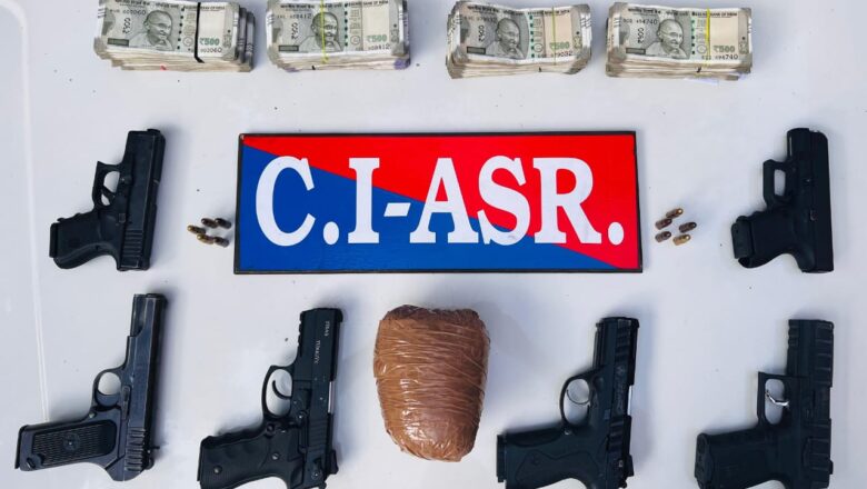 ਅੰਮ੍ਰਿਤਸਰ ਵਿੱਚ ਸਰਹੱਦ ਪਾਰੋਂ ਤਸਕਰੀ ਰੈਕੇਟ ਦਾ ਪਰਦਾਫਾਸ਼; ਛੇ ਪਿਸਤੌਲਾਂ, 1 ਕਿਲੋ ਹੈਰੋਇਨ, 6 ਲੱਖ ਰੁਪਏ ਦੀ ਡਰੱਗ ਮਨੀ ਸਮੇਤ ਪੰਜ ਗ੍ਰਿਫ਼ਤਾਰ