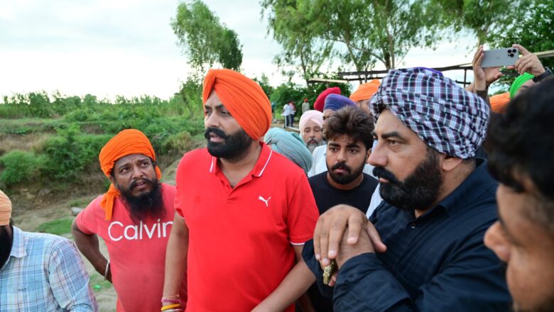 ਸ੍ਰ. ਲਾਲਜੀਤ ਸਿੰਘ ਭੁੱਲਰ ਨੇ ਸਬ ਡਵੀਜ਼ਨ ਖਡੂਰ ਸਾਹਿਬ ਦੇ ਹੜ੍ਹ ਪ੍ਰਭਾਵਿਤ ਖੇਤਰਾਂ ਦਾ ਕੀਤਾ ਦੌਰਾ, ਲੋੜਵੰਦਾਂ ਨੂੰ ਵੰਡੀ ਰਾਹਤ ਸਮੱਗਰੀ