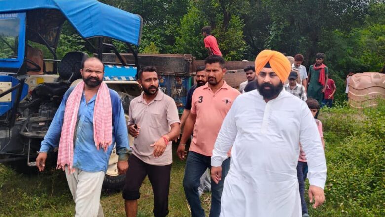 ਹਰਜੋਤ ਬੈਂਸ ਵੱਲੋਂ ਸ੍ਰੀ ਅਨੰਦਪੁਰ ਸਾਹਿਬ ਹਲਕੇ ‘ਚ ਰਾਹਤ ਕਾਰਜਾਂ ਦੀ ਅਗਵਾਈ; ਪ੍ਰਭਾਵਿਤ ਇਲਾਕਿਆਂ ‘ਚੋਂ 200 ਤੋਂ ਵੱਧ ਲੋਕਾਂ ਨੂੰ ਸੁਰੱਖਿਅਤ ਬਾਹਰ ਕੱਢਿਆ