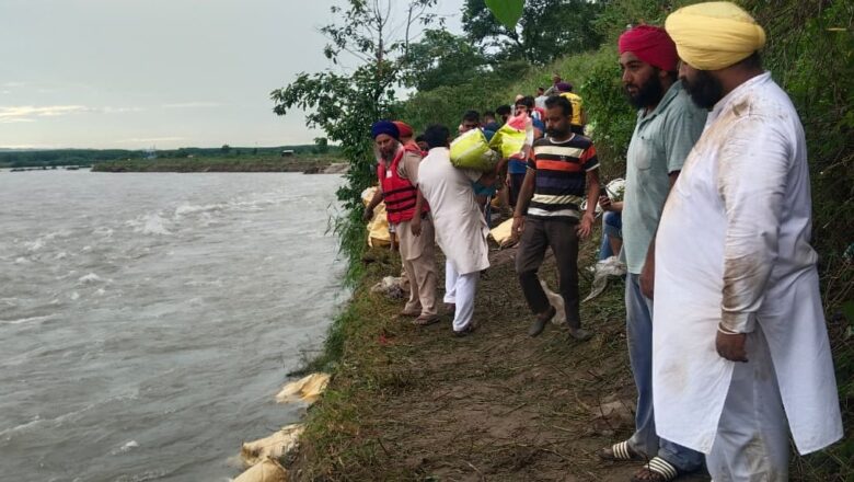 ਹਰਜੋਤ ਸਿੰਘ ਬੈਂਸ ਨੇ ਅਗੰਮਪੁਰ ਪੁਲ ਹੇਠਾ ਸਤਲੁਜ ਵਿੱਚ ਪਈ ਖਾਰ ਦੀ ਮੁਰੰਮਤ ਦੀ ਕੀਤੀ ਅਗਵਾਈ