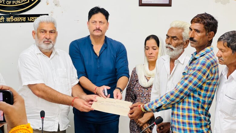 ਹੜ੍ਹਾਂ ਦੌਰਾਨ ਅਪਣੀਆਂ ਜਾਨਾਂ ਗਵਾਉਂਣ ਵਾਲੇ ਲੋਕਾਂ ਦੇ ਪਰਿਵਾਰਿਕ ਮੈਂਬਰਾਂ ਨੂੰ ਸਰਕਾਰ ਵੱਲੋਂ ਦਿੱਤੀ ਗਈ ਆਰਥਿਕ ਸਹਾਇਤਾ