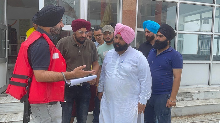 ਹਰਜੋਤ ਬੈਂਸ ਦੀ ਅਗਵਾਈ ਵਿੱਚ ਆਪ ਵਲੰਟੀਅਰ ਲਕਸ਼ਮੀ ਨਰਾਇਣ ਮੰਦਿਰ ਦਾ ਨੁਕਸਾਨਿਆਂ ਹਿੱਸਾ ਬਚਾਉਣ ਲਈ ਜੰਗੀ ਪੱਧਰ ਤੇ ਕਰ ਰਹੇ ਹਨ ਉਪਰਾਲੇ