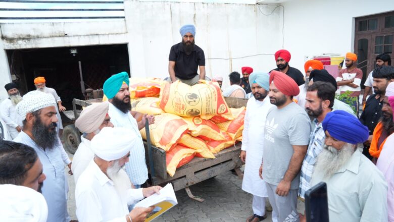 ਹੜ ਪ੍ਰਭਾਵਿਤ ਇਲਾਕੇ ਵਿੱਚ ਵਿਧਾਇਕ ਮਨਜਿੰਦਰ ਸਿੰਘ ਲਾਲਪੁਰਾ ਨੇ ਵੰਡਿਆ ਪਸੂਆਂ ਵਾਸਤੇ ਚਾਰਾ ਤੇ ਲੋੜਵੰਦਾਂ ਵਾਸਤੇ ਰਾਸ਼ਨ