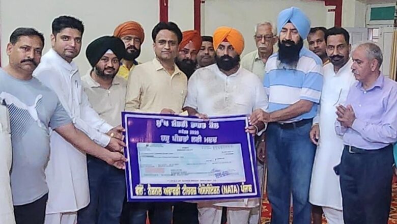 ਨੈਸ਼ਨਲ ਐਵਾਰਡੀ ਅਧਿਆਪਕਾਂ ਨੇ ਅਧਿਆਪਕ ਦਿਵਸ ਮੌਕੇ ਹੜ੍ਹ ਰਾਹਤ ਕਾਰਜਾਂ ਲਈ ਦਿੱਤੇ 1.25 ਲੱਖ ਰੁਪਏ