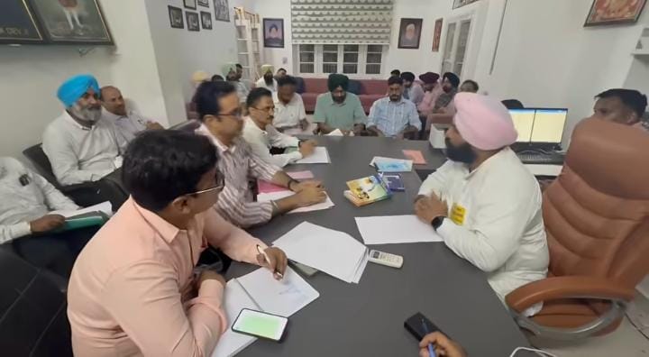 ਕੈਬਨਿਟ ਮੰਤਰੀ ਹਰਜੋਤ ਬੈਂਸ ਨੇ ਅਧਿਕਾਰੀਆਂ ਨੂੰ ਹੜ੍ਹ ਪ੍ਰਭਾਵਿਤ ਖੇਤਰਾਂ ਵਿੱਚ ਜ਼ਮੀਨੀ ਪੱਧਰ ਤੇ ਕੰਮ ਕਰਨ ਦੀ ਕੀਤੀ ਹਦਾਇਤ