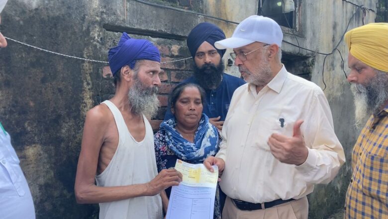 ਸਿਹਤ ਮੰਤਰੀ ਡਾ. ਬਲਬੀਰ ਸਿੰਘ ਨੇ ਹੜ੍ਹ ਪੀੜ੍ਹਤਾਂ ਦੀ ਮਦਦ ਲਈ ਹੱਥ ਵਧਾਇਆ, ਲੋੜਵੰਦਾਂ ਨੂੰ ਆਰਥਿਕ ਸਹਾਇਤਾ ਦੇ ਚੈੱਕ ਭੇਟ ਕੀਤੇ