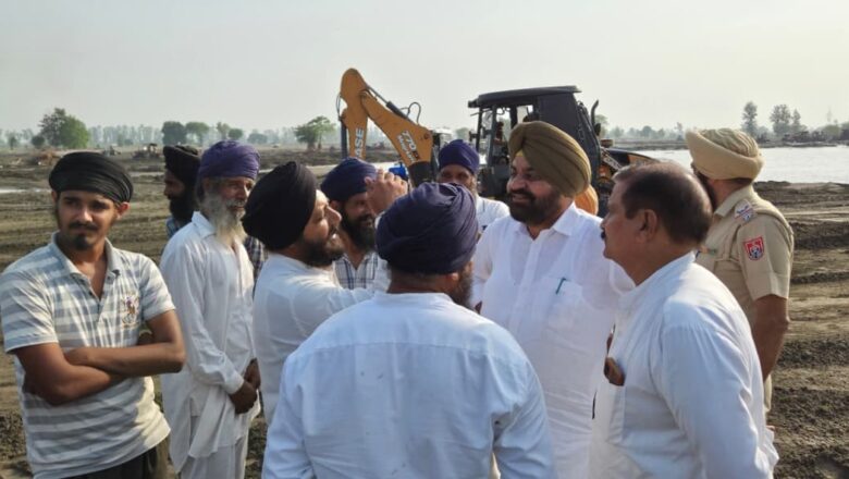 ਵਿਧਾਇਕ ਗੁਰਦੀਪ ਸਿੰਘ ਰੰਧਾਵਾ ਵੱਲੋਂ ਹੜ੍ਹ ਪ੍ਰਭਾਵਿਤ ਪਿੰਡ ਨਿੱਕਾ ਠੇਠਰਕੇ ਦਾ ਦੌਰਾ