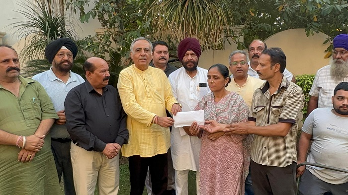 ਰਮਨ ਬਹਿਲ ਦੀ ਪ੍ਰੇਰਨਾ ਸਦਕਾ ਵਪਾਰ ਮੰਡਲ ਨੇ ਲੋੜਵੰਦਾਂ ਨੂੰ 90000 ਦੀ ਸਹਾਇਤਾ ਰਾਸ਼ੀ ਵੰਡੀ