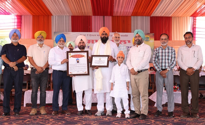 ਜ਼ਿਲ੍ਹਾ ਤਰਨ ਤਾਰਨ ਦਾ ਉੱਦਮੀ ਕਿਸਾਨ ਚਾਨਣ ਸਿੰਘ ਨੂੰ ਸ. ਉਜਾਗਰ ਸਿੰਘ ਧਾਲੀਵਾਲ ਯਾਦਗਾਰੀ ਪੁਰਸਕਾਰ ਨਾਲ ਕੀਤਾ ਗਿਆ ਸਨਮਾਨਿਤ