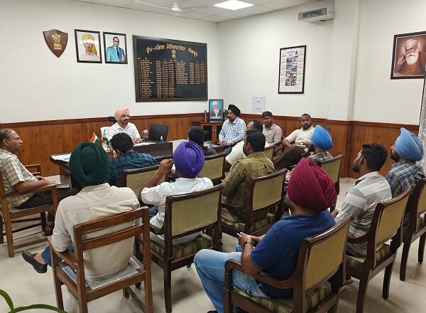 ਪਰਾਲੀ ਪ੍ਰਬੰਧਨ ਸਬੰਧੀ ਸਮੂਹ ਅਧਿਕਾਰੀ ਅਪਣੀ ਡਿਊਟੀ ਤਨਦੇਹੀ ਨਾਲ ਨਿਭਾਉਣ: ਐੱਸ. ਡੀ.ਐਮ. ਚਰਨਜੋਤ ਸਿੰਘ ਵਾਲੀਆ