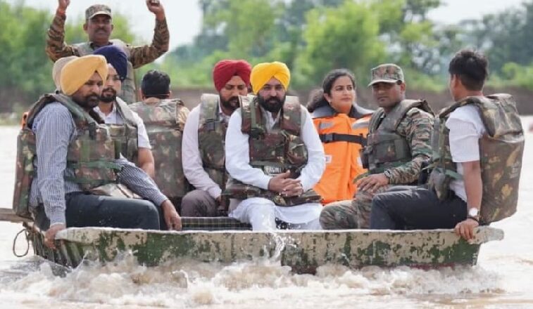 ਮੁੱਖ ਮੰਤਰੀ ਖੜ੍ਹੇ ਹੜ੍ਹ ਪੀੜਤਾਂ ਨਾਲ : ਪੰਜਾਬ ਸਰਕਾਰ ਨੇ ਕਾਇਮ ਕੀਤੀ ਲੋਕਤੰਤਰ ਦੀ ਸੱਚੀ ਮਿਸਾਲ