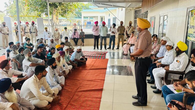 ਸੱਥਾਂ ਵਿੱਚ ਗੱਲਾਂ ਕਰਕੇ ਕਿਸਾਨਾਂ ਨੂੰ ਕਾਇਨਾਤ ਦੇ ਰੱਖਵਾਲੇ ਬਣਾਉਣ ਵੱਲ ਪ੍ਰਸ਼ਾਸਨ ਦਾ ਵੱਡਾ ਉਪਰਾਲਾ