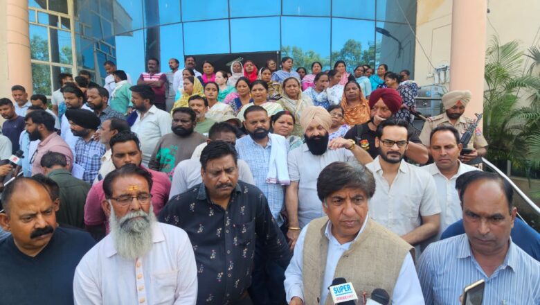 ਵਿਧਾਇਕ ਬ੍ਰਮ ਸ਼ੰਕਰ ਜਿੰਪਾ ਦੇ ਯਤਨਾਂ ਸਦਕਾ ਸਫ਼ਾਈ ਕਰਮਚਾਰੀਆਂ ਦੀ ਹੜਤਾਲ ਹੋਈ ਖ਼ਤਮ