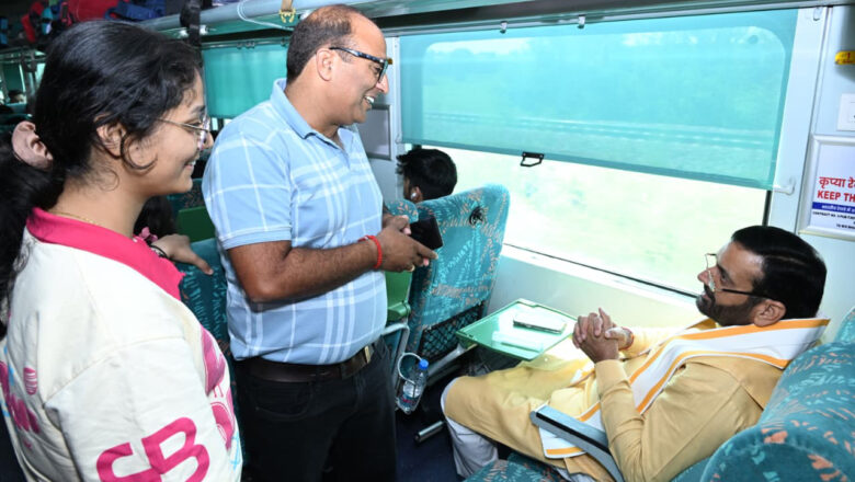 मुख्यमंत्री नायब सिंह सैनी चंडीगढ़ से शताब्दी ट्रेन से दिल्ली रवाना