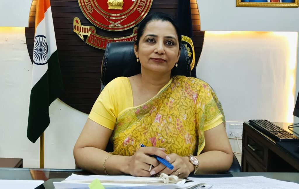 Dc navjot kaur ias (2)