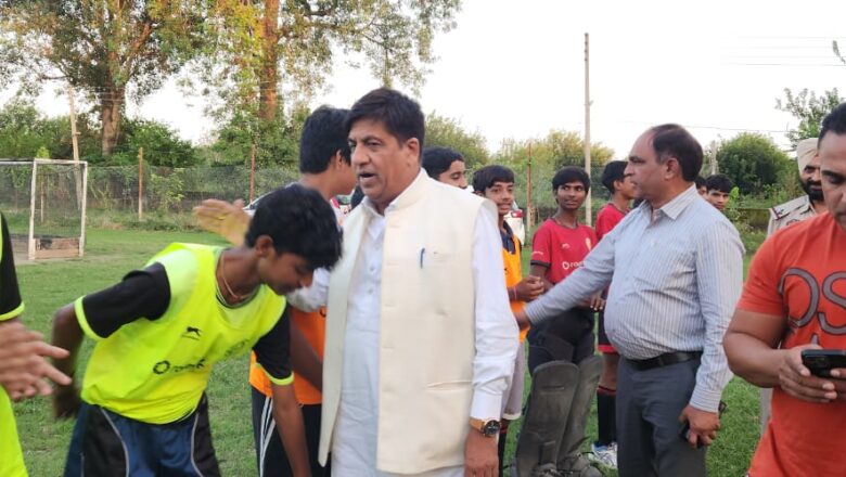 ਵਿਧਾਇਕ ਜਿੰਪਾ ਨੇ ਰਾਉਂਡਗਲਾਸ ਫਾਊਂਡੇਸ਼ਨ ਵੱਲੋਂ ਭੇਜੀਆਂ 2.25 ਲੱਖ ਦੀਆਂ ਹਾਕੀ ਕਿੱਟਾਂ ਖਿਡਾਰੀਆਂ ਨੂੰ ਵੰਡੀਆਂ