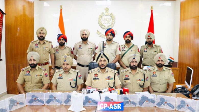 ਸਰਹੱਦ ਪਾਰੋਂ ਹਥਿਆਰ ਅਤੇ ਨਸ਼ਾ ਤਸਕਰੀ ਵਿੱਚ ਸ਼ਾਮਲ ਇੱਕ ਨਾਬਾਲਗ ਸਮੇਤ ਪੰਜ ਵਿਅਕਤੀ 12 ਪਿਸਤੌਲਾਂ, 1.5 ਕਿਲੋਗ੍ਰਾਮ ਹੈਰੋਇਨ ਨਾਲ ਗ੍ਰਿਫਤਾਰ