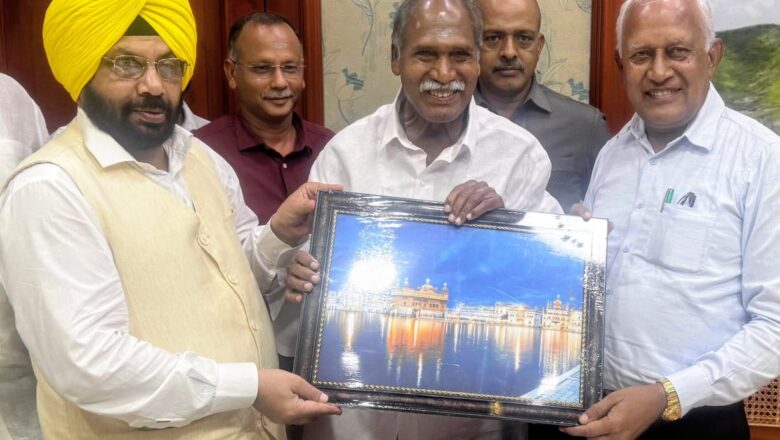 ਹਰਭਜਨ ਸਿੰਘ ਈ.ਟੀ.ਓ ਅਤੇ ਬਰਿੰਦਰ ਕੁਮਾਰ ਗੋਇਲ ਨੇ ਪੁਡੂਚੇਰੀ ਦੇ ਮੁੱਖ ਮੰਤਰੀ ਐਨ. ਰੰਗਾਸਾਮੀ ਨੂੰ ਦਿੱਤਾ ਸੱਦਾ