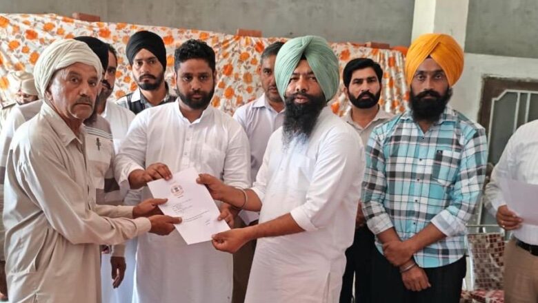 ਐਸ.ਡੀ.ਐਮ. ਤੇ ਚੇਅਰਮੈਨ ਮਾਰਕਿਟ ਕਮੇਟੀ ਸ੍ਰੀ ਅਨੰਦਪੁਰ ਸਾਹਿਬ ਵਲੋਂ ਹੜ੍ਹ ਪੀੜਤ ਕਿਸਾਨਾਂ ਨੂੰ 3.5 ਲੱਖ ਰੁਪਏ ਦੀ ਰਾਹਤ ਰਕਮ ਵੰਡ