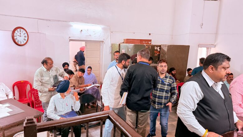 ਚੋਣ ਖਰਚਾ ਨਿਗਰਾਨ ਮਨਜ਼ਰੁਲ ਹਸਨ ਦੀ ਹਾਜ਼ਰੀ ਵਿੱਚ ਚੋਣ ਲੜ ਰਹੇ ਉਮੀਦਵਾਰਾਂ ਦੇ ਚੋਣ ਖ਼ਰਚ ਰਜਿਸਟਰਾਂ ਦਾ ਮਿਲਾਣ ਕੀਤਾ ਗਿਆ