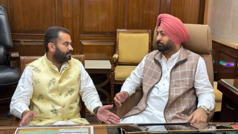 ਵਿਧਾਇਕ ਫਾਜਿਲਕਾ ਨਰਿੰਦਰ ਪਾਲ ਸਿੰਘ ਸਵਨਾ ਨੇ ਮਾਲ ਮੰਤਰੀ ਹਰਦੀਪ ਸਿੰਘ ਮੁੰਡੀਆ ਨਾਲ ਮੁਆਵਜੇ ਨੂੰ ਲੈ ਕੇ ਕੀਤੀ ਮੁਲਾਕਾਤ