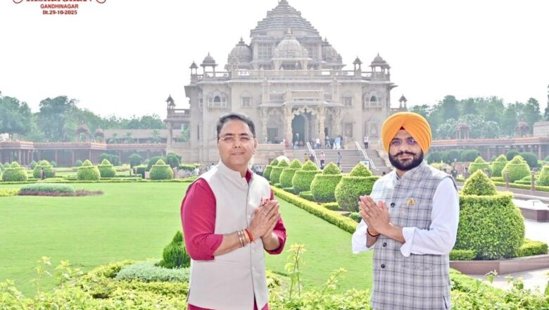 ਅਮਨ ਅਰੋੜਾ ਅਤੇ ਤਰੁਨਪ੍ਰੀਤ ਸੌਂਦ ਨੇ ਗੁਜਰਾਤ ਦੇ ਸਵਾਮੀਨਾਰਾਇਣ ਅਕਸ਼ਰਧਾਮ ਵਿਖੇ ਮੱਥਾ ਟੇਕਿਆ