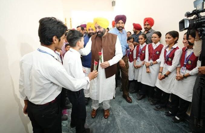 ਹਰ ਬੱਚੇ ਲਈ ‘ਸੁਪਨਿਆਂ ਦਾ ਰਨਵੇ’ ਬਣੇ ‘ਸਕੂਲ ਆਫ਼ ਐਮੀਨੈਂਸ’! CM ਮਾਨ ਦੇ ‘ਆਧੁਨਿਕ ਯੁੱਗ ਦੇ ਮੰਦਿਰ’ ਲਿਆਏ ਉੱਜਵਲ ਭਵਿੱਖ, ਜਾਣੋ ਨਵੀਆਂ ਸਹੂਲਤਾਂ!