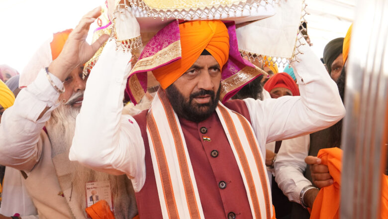 श्री गुरु तेग बहादुर जी के 350वें शहीदी दिवस पर हरियाणा के मुख्यमंत्री ने निभाई पवित्र ‘पालकी सेवा’; पंज प्यारों की अगुवाई में हुआ श्री गुरु ग्रंथ साहिब जी का प्रकाश
