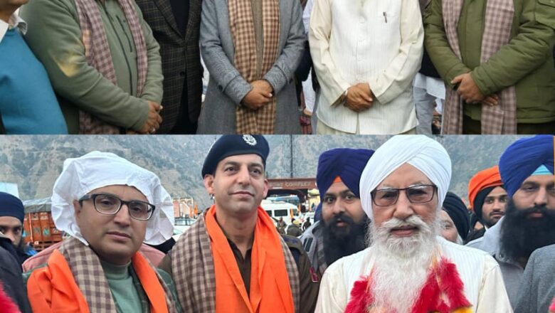 ਨੌਵੇਂ ਪਾਤਸ਼ਾਹ ਦੇ 350ਵੇਂ ਸ਼ਹੀਦੀ ਦਿਹਾੜੇ ਸਬੰਧੀ ਸ੍ਰੀਨਗਰ ਤੋਂ ਅਰੰਭ ਹੋਏ ਨਗਰ ਕੀਰਤਨ ਦਾ ਸੰਗਤ ਅਤੇ ਮੁਕਾਮੀ ਜ਼ਿਲ੍ਹਾ ਪ੍ਰਸ਼ਾਸਨ ਵਲੋਂ ਥਾਂ-ਥਾਂ ਸਵਾਗਤ