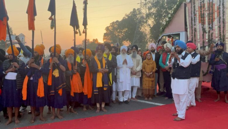 ਸ੍ਰੀਨਗਰ ਤੋਂ ਅਰੰਭ ਹੋਏ ਨਗਰ ਕੀਰਤਨ ਦਾ ਪਠਾਨਕੋਟ ਵਿਖੇ ਜੈਕਾਰਿਆਂ ਦੀ ਗੂੰਜ ਨਾਲ ਸਵਾਗਤ