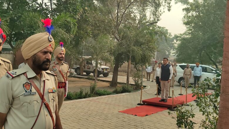 ਡਵੀਜਨਲ ਕਮਿਸ਼ਨਰ ਵਿਨੈ ਬੁਬਲਾਨੀ ਵੱਲੋਂ ਮਾਲੇਰਕੋਟਲਾ ਵਿਖੇ ਐਸ.ਡੀ.ਐਮ ਤੇ ਤਹਿਸੀਲਦਾਰ ਦਫ਼ਤਰਾਂ ਦਾ ਅਚਨਚੇਤ ਨਿਰੀਖਣ